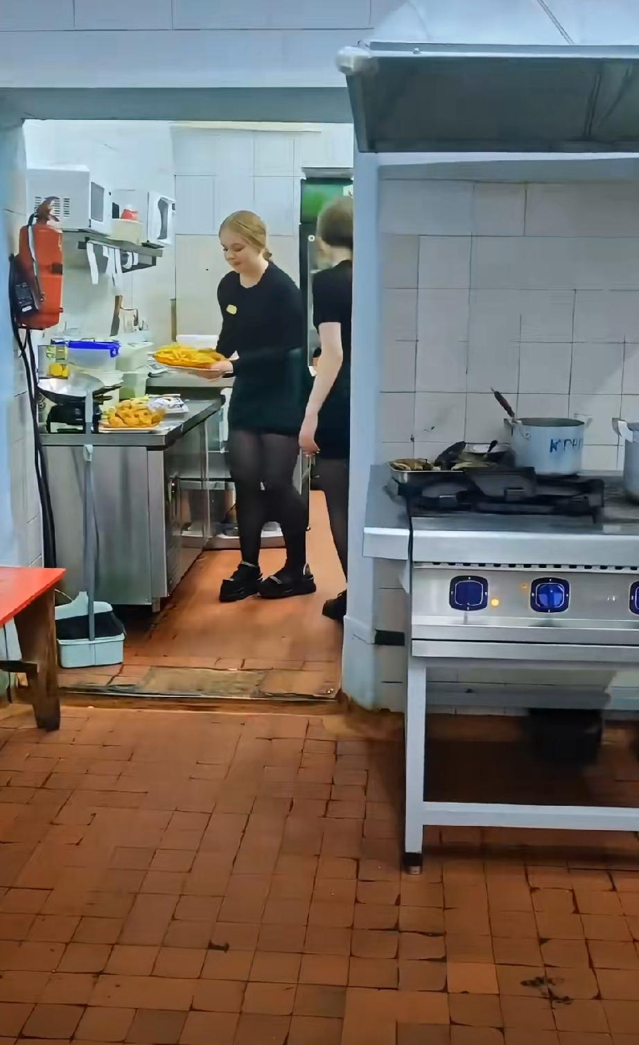 俄罗斯的中餐馆~都是俄罗斯女服务员
觉得俄中餐馆的老板，可以尝试下在开一个婚姻中