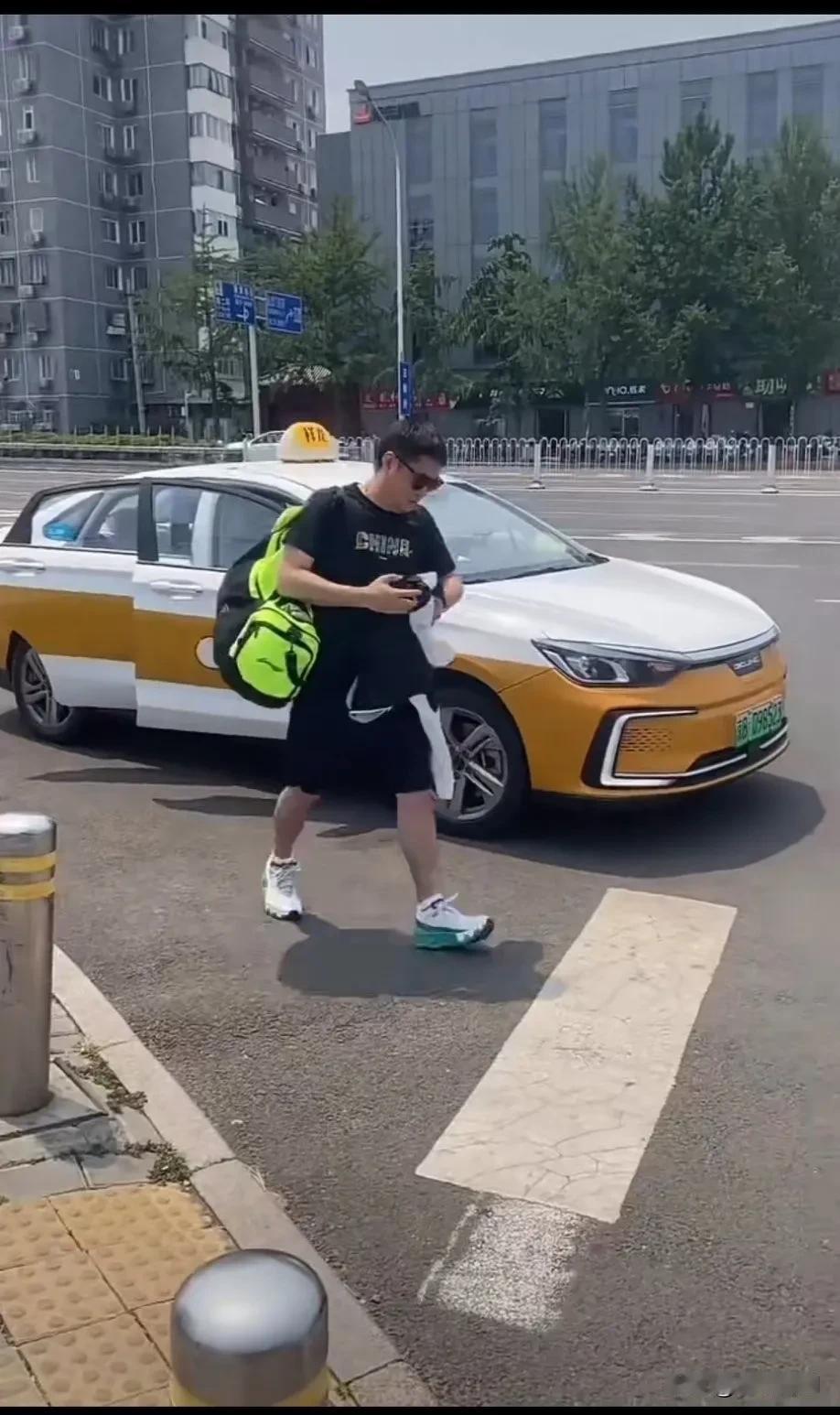 小曼姐：邱爹，你好歹给我拿个行李啊！这么着急忙活的往前赶，
你是怕前面拍你的粉丝