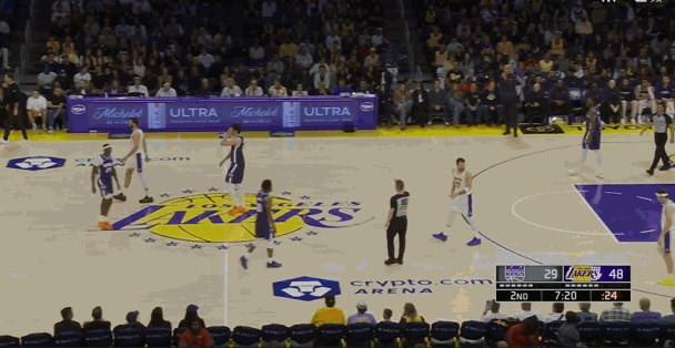 一对活宝！东契奇与里夫斯居然抢着罚球！
在今天NBA常规赛湖人与国王的第二节比赛