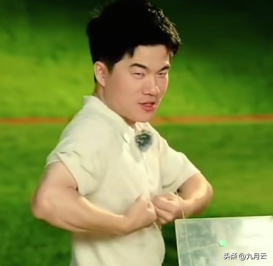 董宇辉展示他的手臂的肌肉。然后提起男生和女生对肌肉完全不同的看法。健身的男生喜欢