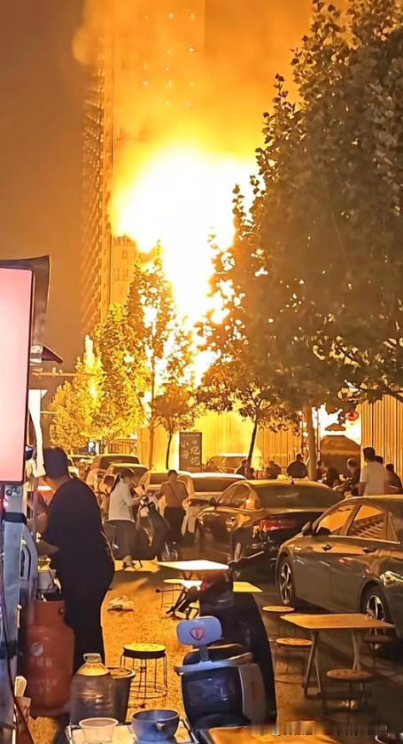 12月1日昆明市盘龙区落索坡新村突发煤气罐爆炸
       2025年12月1