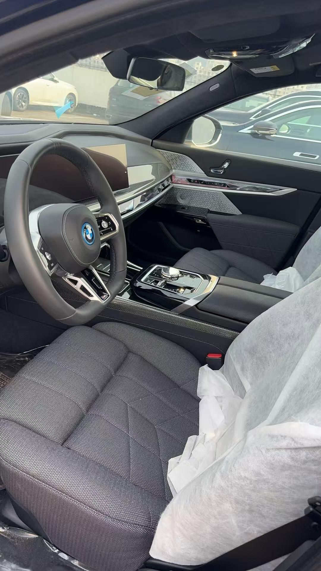 宝马 23 款 i7 xDrive60L  丹泉石蓝/黑灰色指导价145.9万优