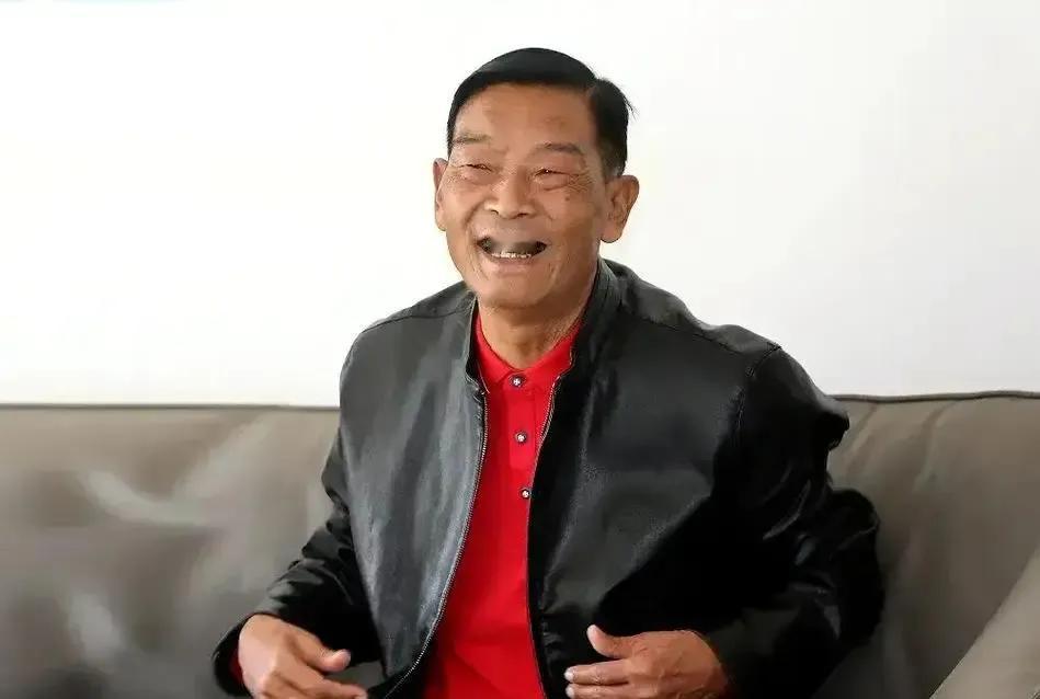 白所成白老官还是赢得了很多人的爱戴啊看样子，虽然这些人吃到了一点缅北四大家族的残