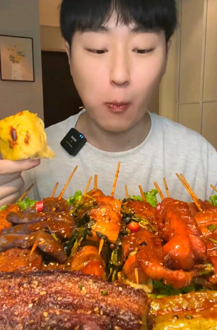 美食满桌香，饕餮美味尝。#吃货最关注什么# #分享美食经# #每日美食推介# #