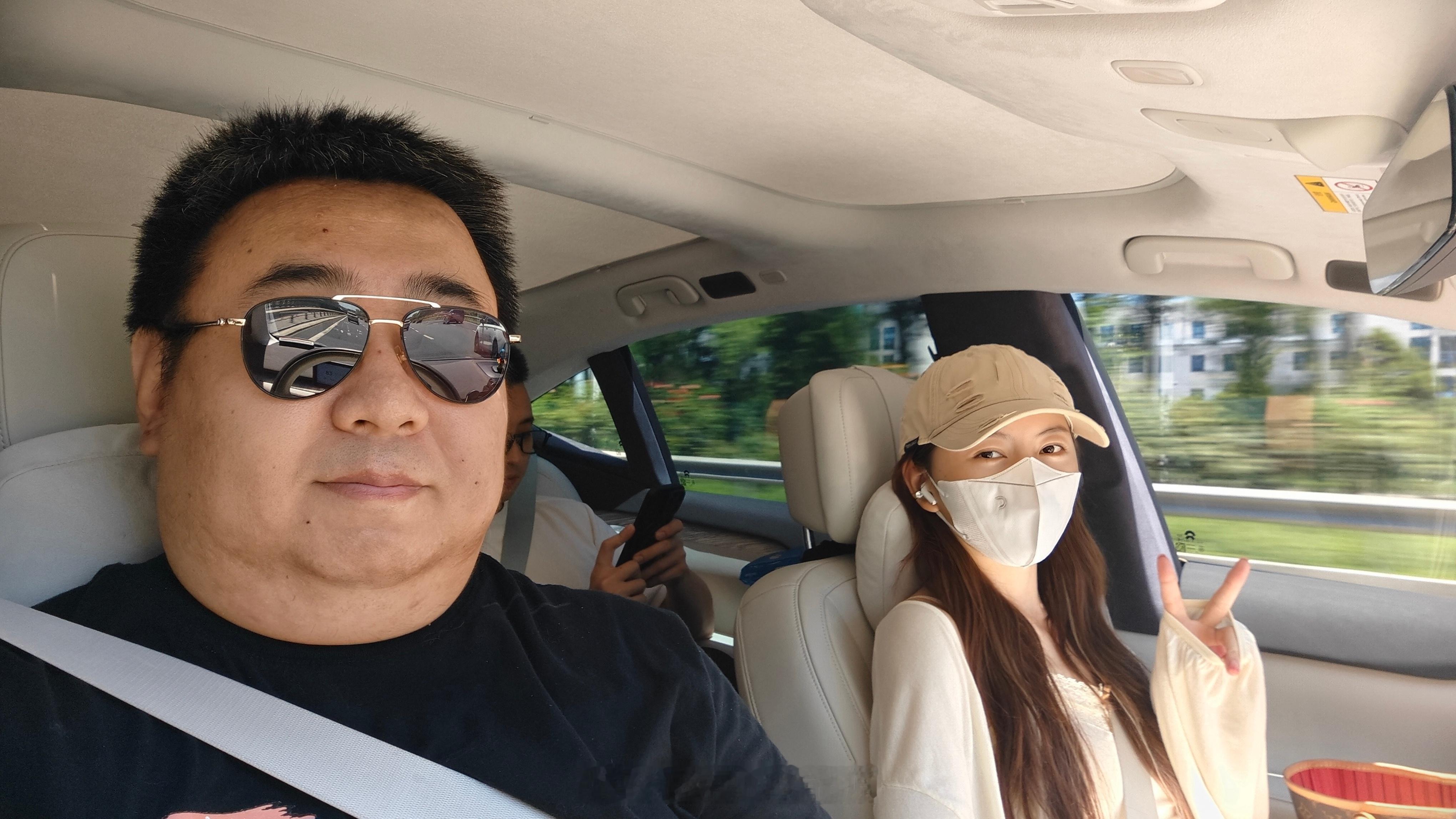在首都机场接到了一位女乘客，带着口罩也不说话，上来就拿电脑工作，现在的打工人真的