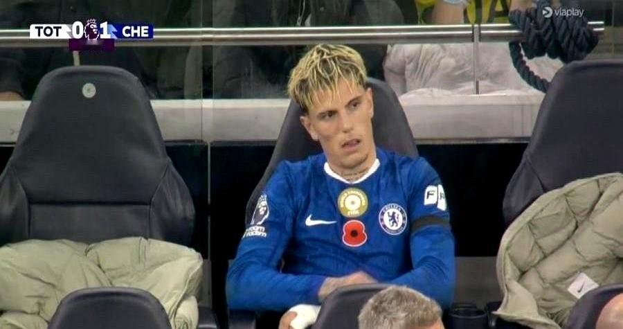 场均触球数下降42%，他被“精心呵护”废了。

这事儿得从加纳乔今夏闹着转会说起