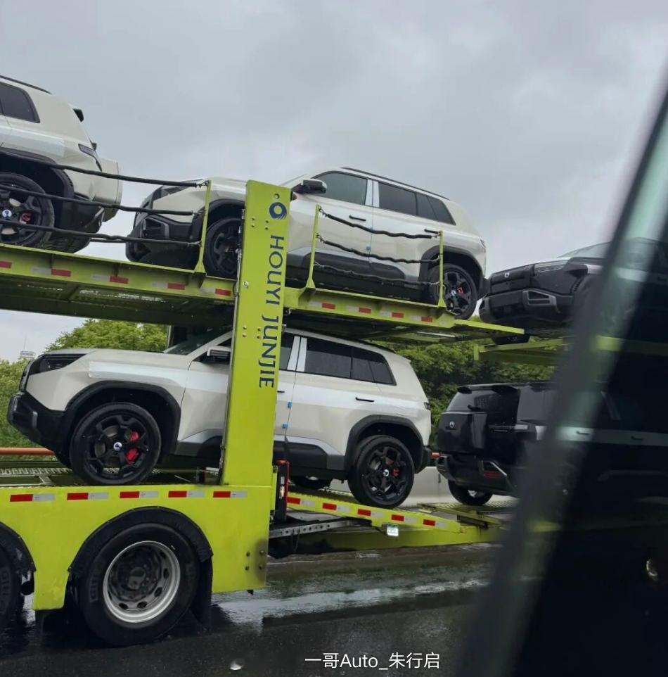 方程豹钛3出口版的图片被曝光，大量的方程豹钛3换上了腾势车标，通过运输车拉到港口