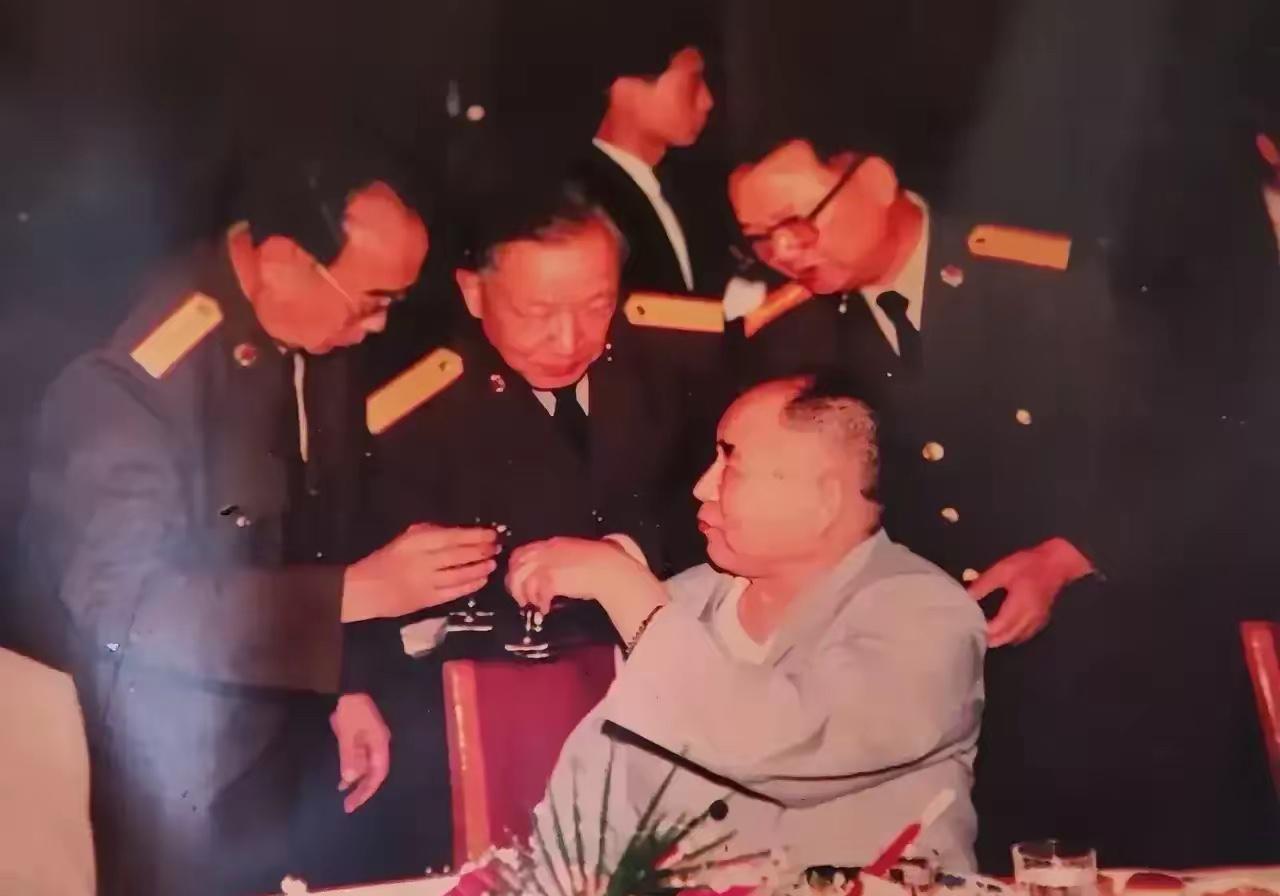 1992年建军65周年招待会，三位现役上将，一同躬身向一位老人举杯敬酒，你们知道