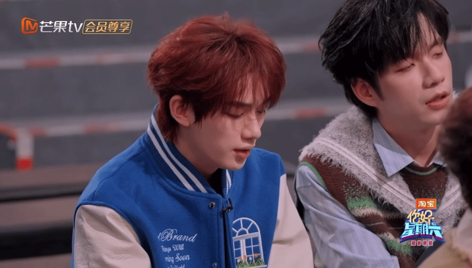 丁程鑫随地大小唱 谁被萌到！别人听规则，他专注跟唱每一句，随时随地开唱，认真又可