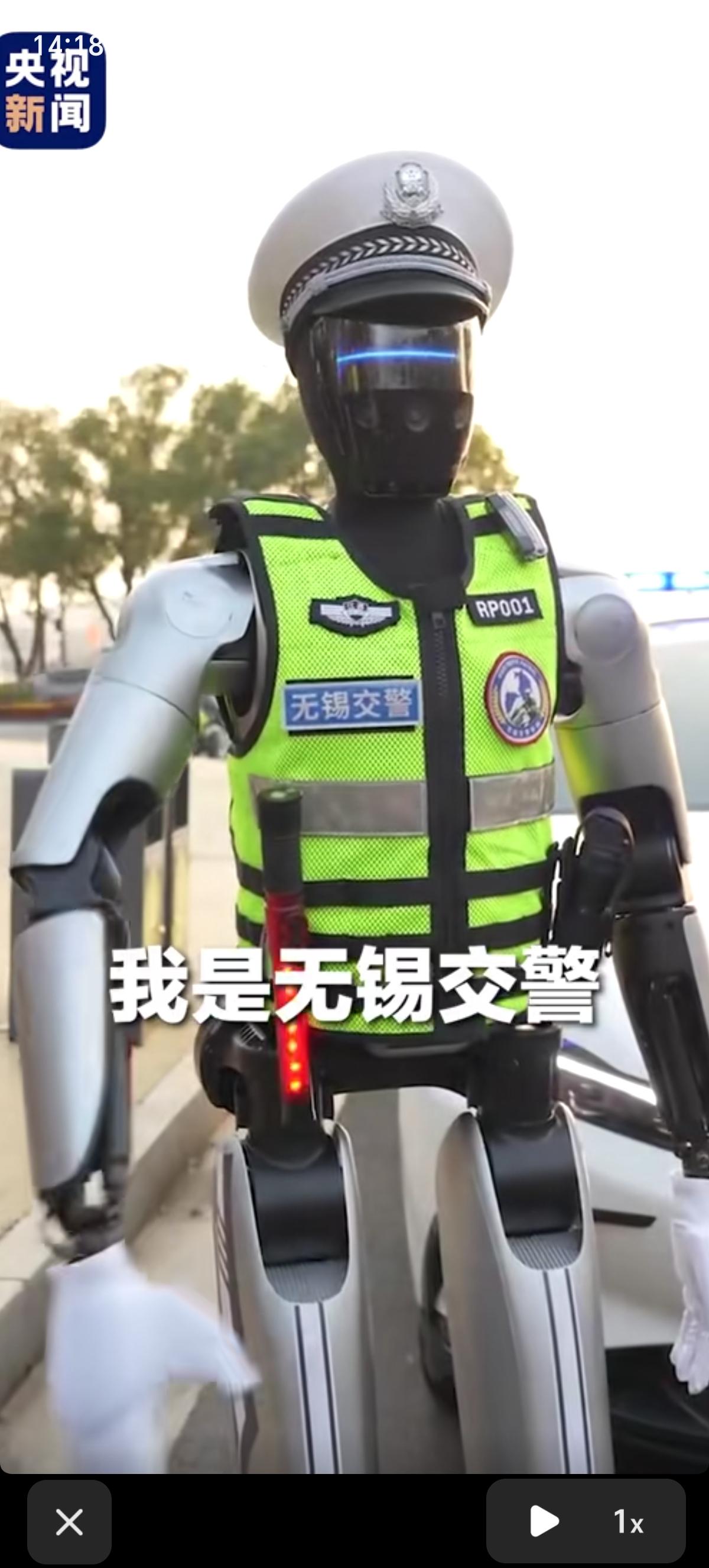 你敢信？这是网友在街头拍到得场景，一个身穿交警制服的机器人在认真的指挥着交通。迈