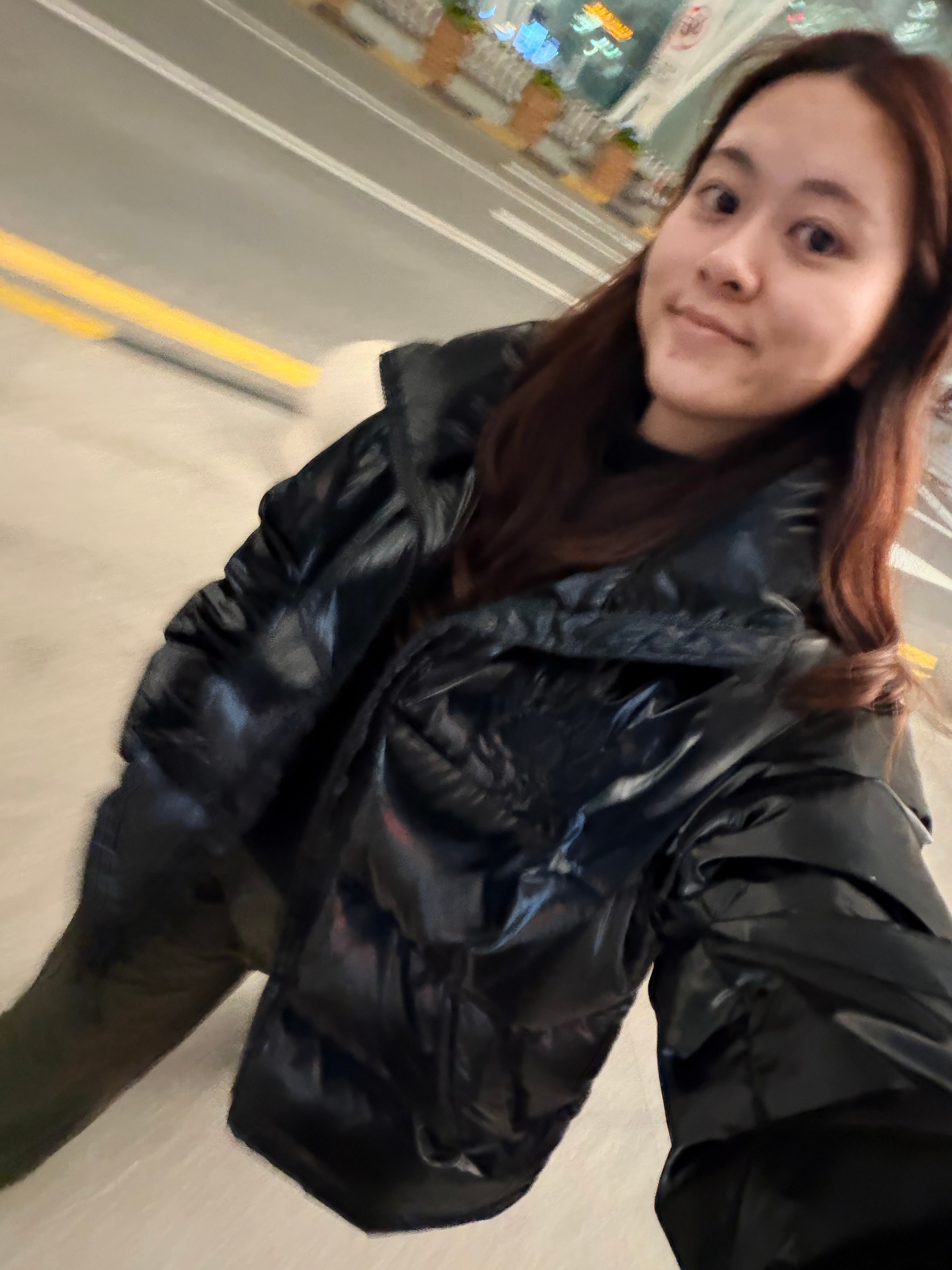 从北京飞回温暖的广州了好热，但是就不想脱羽绒因为用手拿着很麻烦 