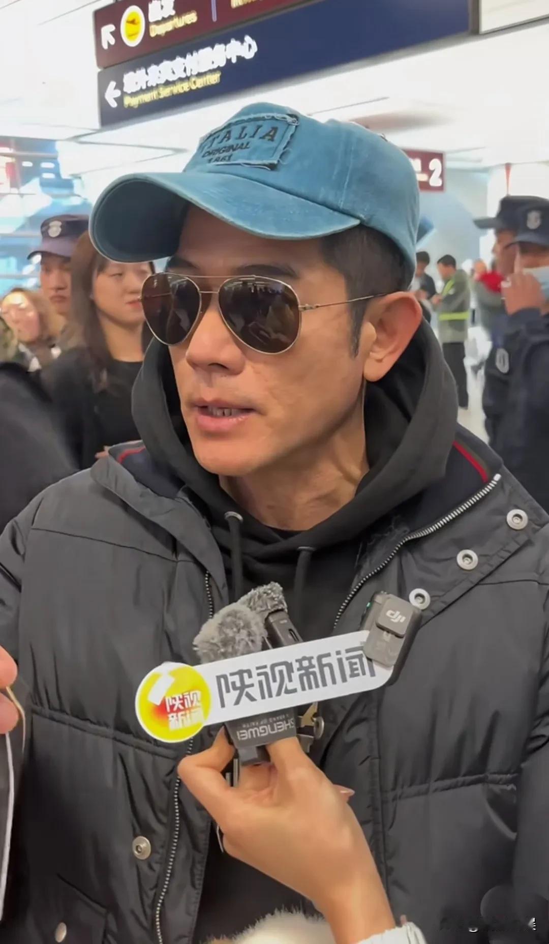 六十岁的郭富城现身西安，怼脸拍都扛住了镜头，真的是好年轻啊！
他即将在西安举行演