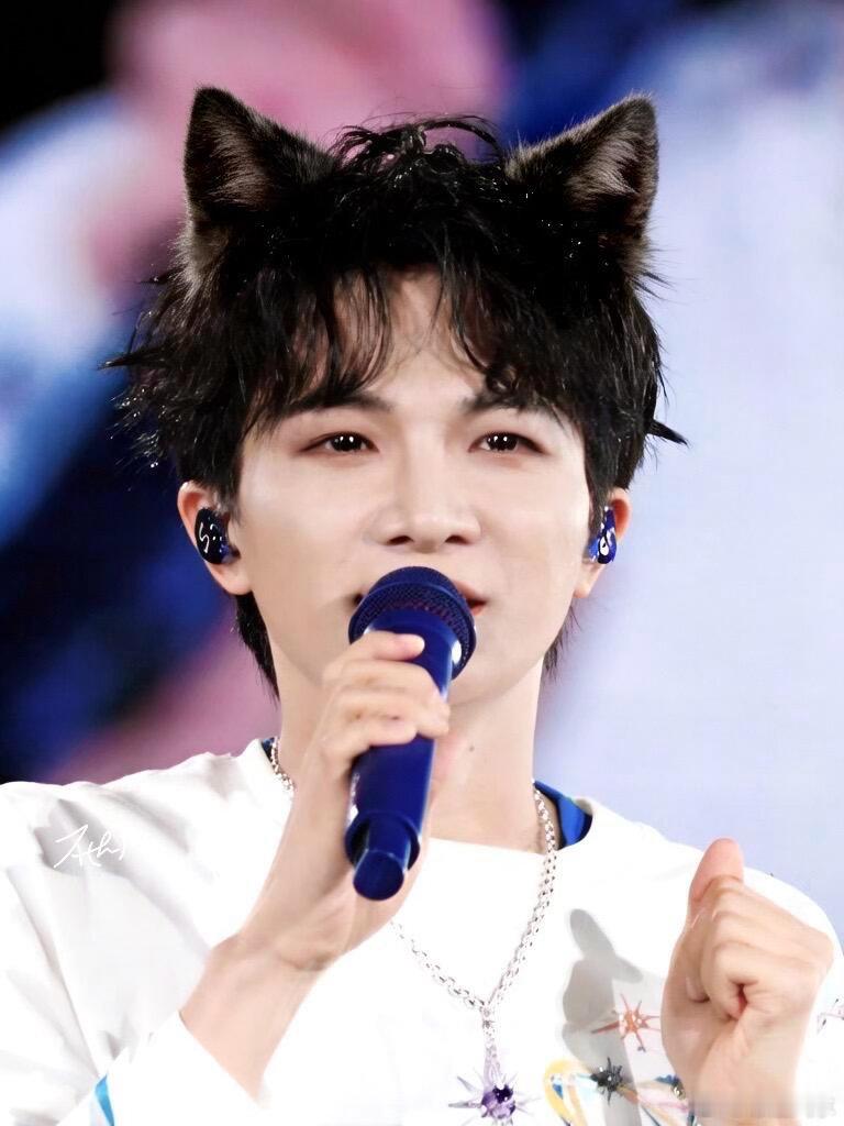 生活手记周深 哎呦怎么这么萌，这个小猫耳朵竟然一点也不违和 