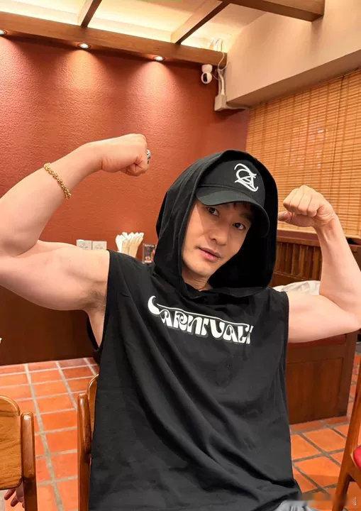 周杰伦黄晓明合照周杰伦黄晓明合照🈶！黄晓明穿了周杰伦的衣服黄晓明还穿了周杰伦的