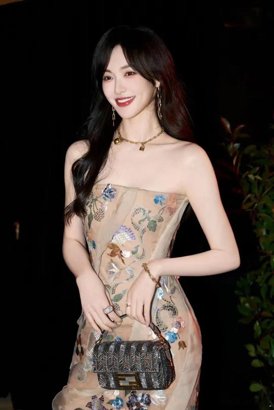 怀疑娱乐圈将现大瓜！唐嫣十年前拍的剧被曝她迟到一个月进组，如今旧事重提，是有人蓄