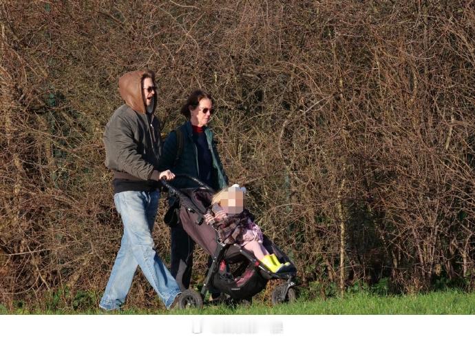 霉霉前男友带娃出行 据外媒，霉霉前男友Joe Alwyn 昨日被拍到和他的母亲在