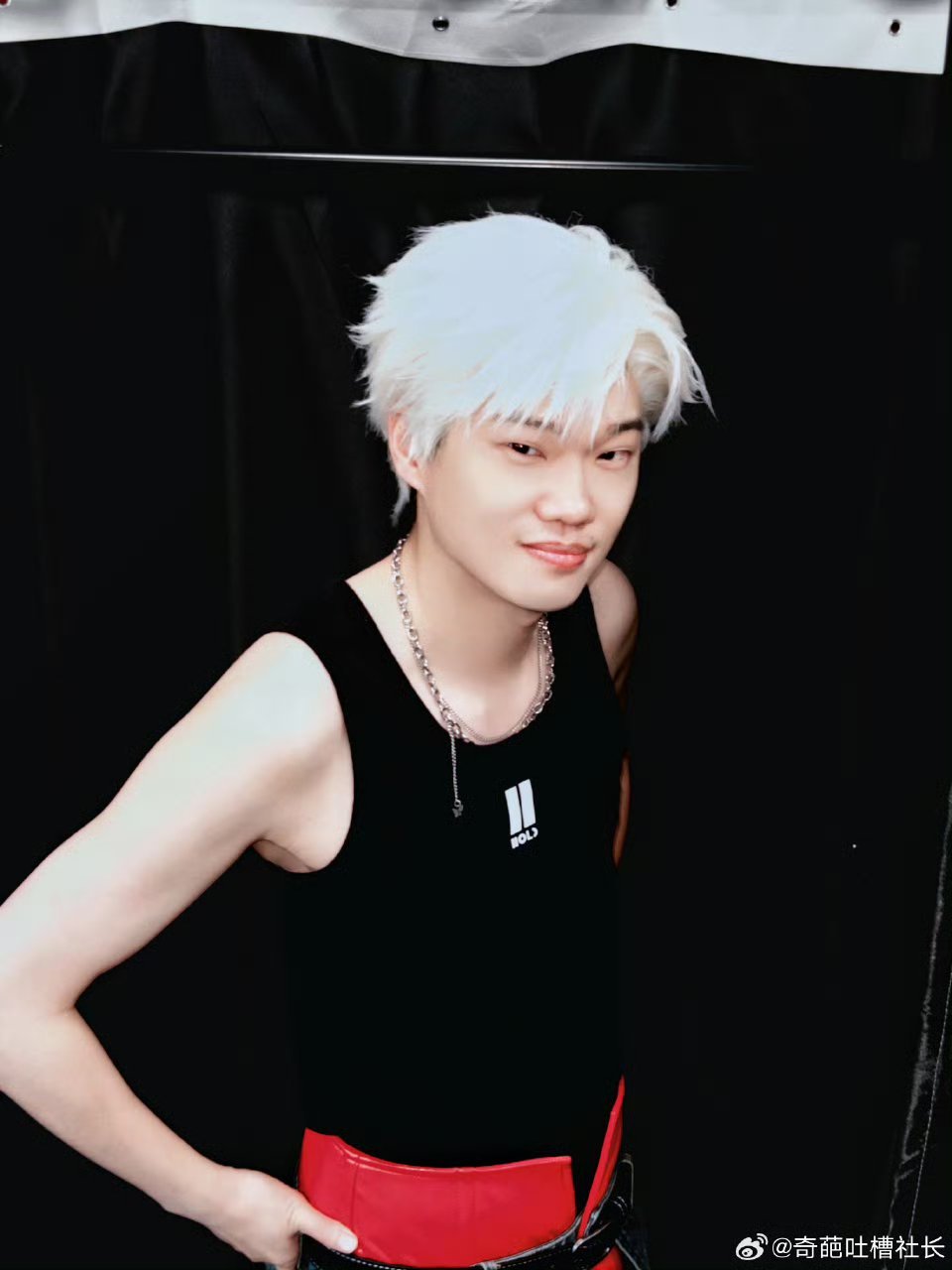 李飞白发造型李飞白发造型帅到失语，清冷贵气完美融合，安静模样自带魔法感，颜值赛道