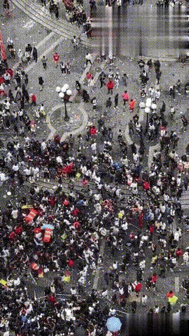 佩洛西快看！60万人骚乱，美丽的风景线！

美国纽约又发生了大骚乱，60万人走上