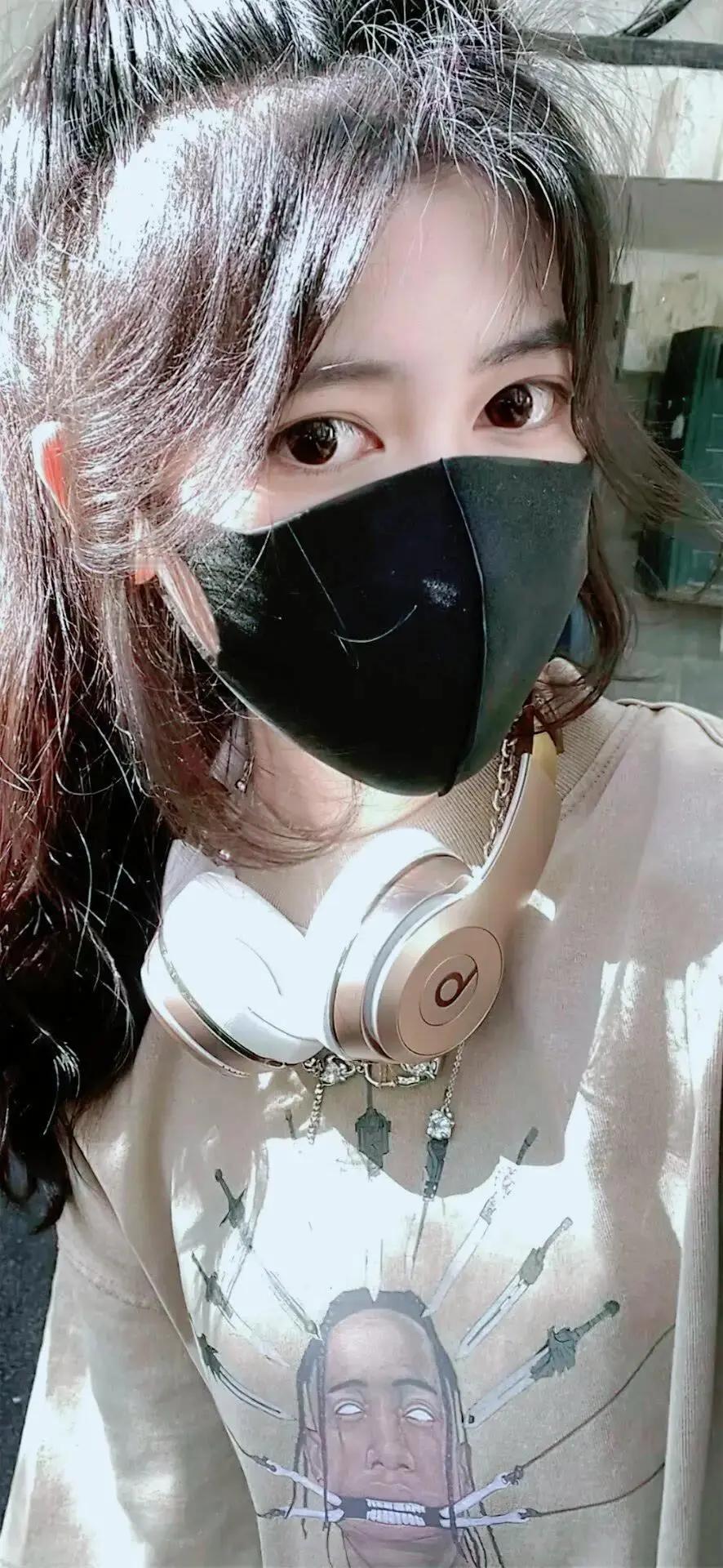 当年，戴上口罩，街上的美女都多了不少，
但这个小姑娘，我只想说，
年轻真好……