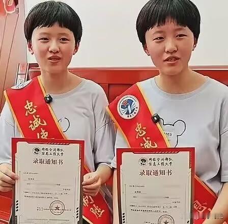 人生赢家！山东菏泽，一对双胞胎姐妹花，考上同一所军校，姐姐赵国颖657分，妹妹赵