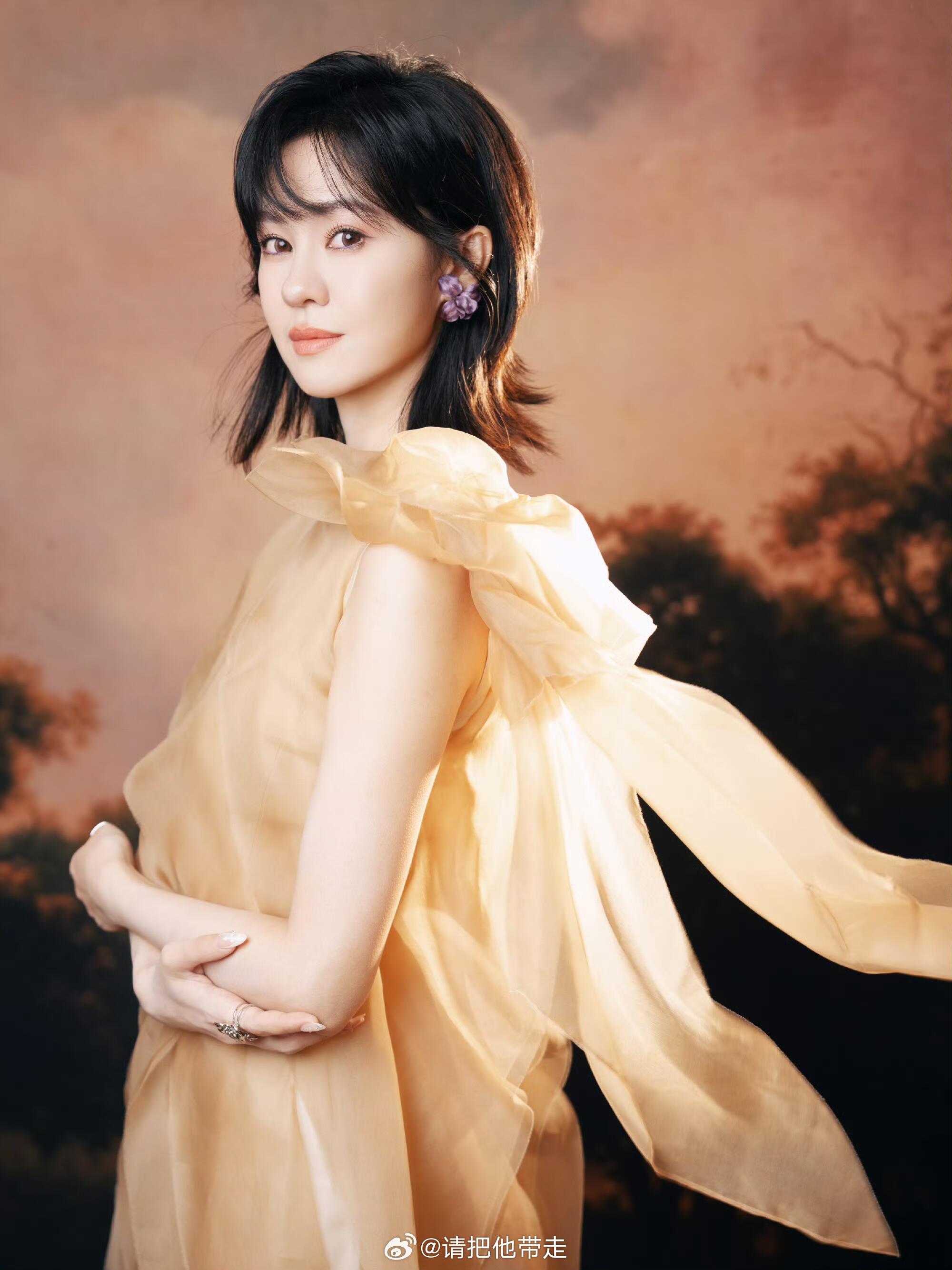 郁可唯被夸害羞了郁可唯嘴角比AK还难压 考古她早年采访，被问想听什么夸奖，她说“