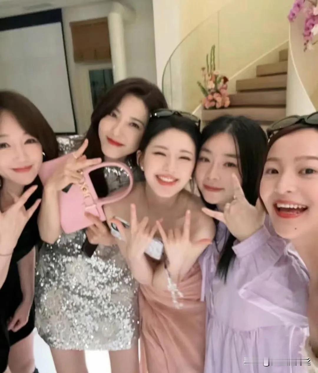 黎曾在诸多绝世美女中闪耀着独有的光彩，即便置身于清纯少女的簇拥中，她也展现出与生