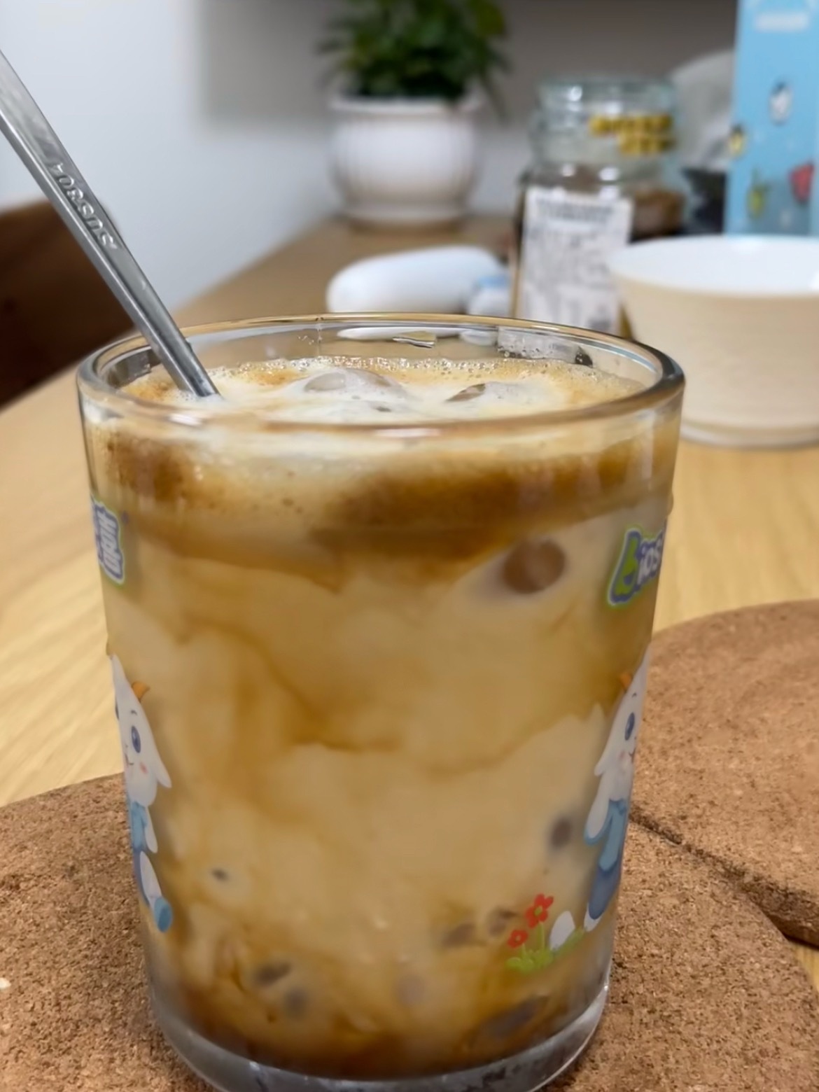 荔枝撞奶拿铁 荔枝的鲜甜与咖啡的浓郁碰撞出惊喜口感，丝 滑又清爽，每一口都像在舌