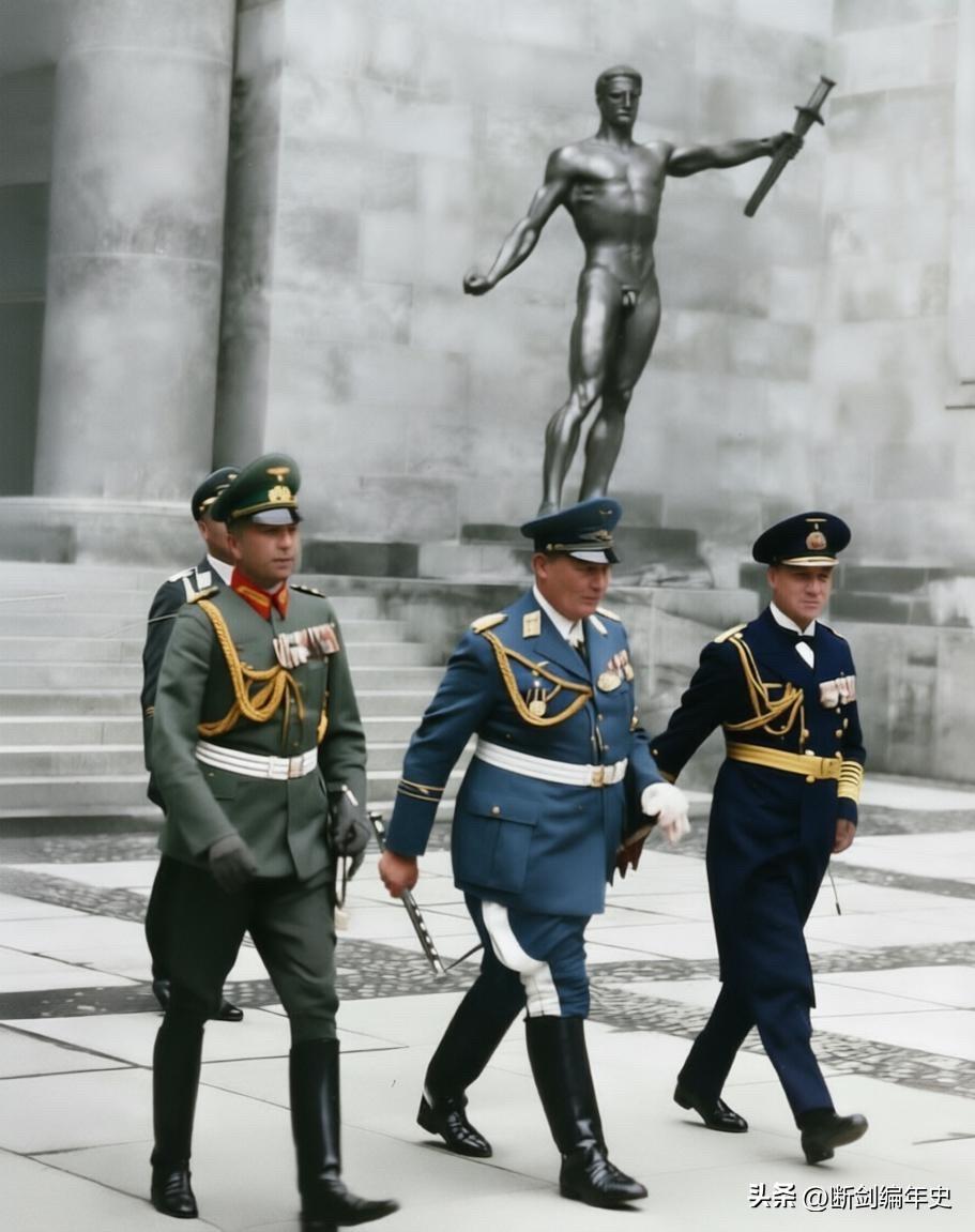 国防军三位总司令，从左到右分别是：陆军总司令瓦尔特·冯·布劳希奇、空军总司令赫尔