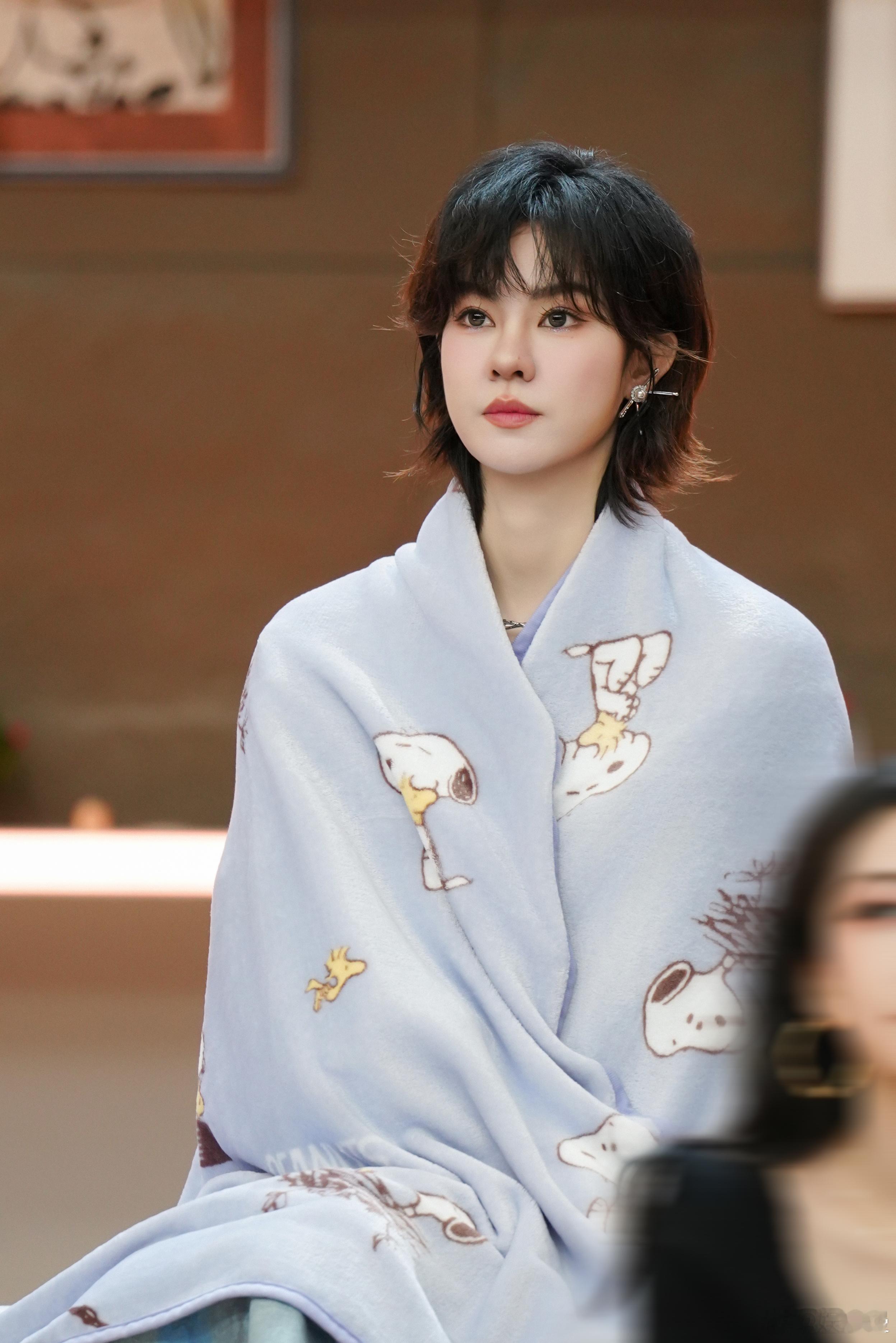 郁可唯是不是躲被窝背梗了郁可唯直播笑点密度也太高了吧！被问穿戴甲上厕所不方便，姐