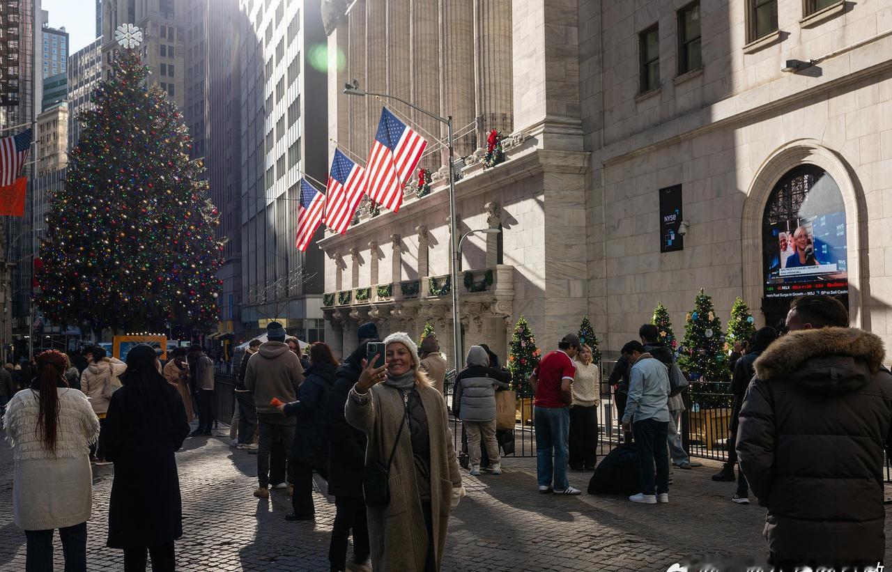 随着美国中期选举临近，民主党开始将美国中低收入阶层民众生活负担不断加剧这一社会议