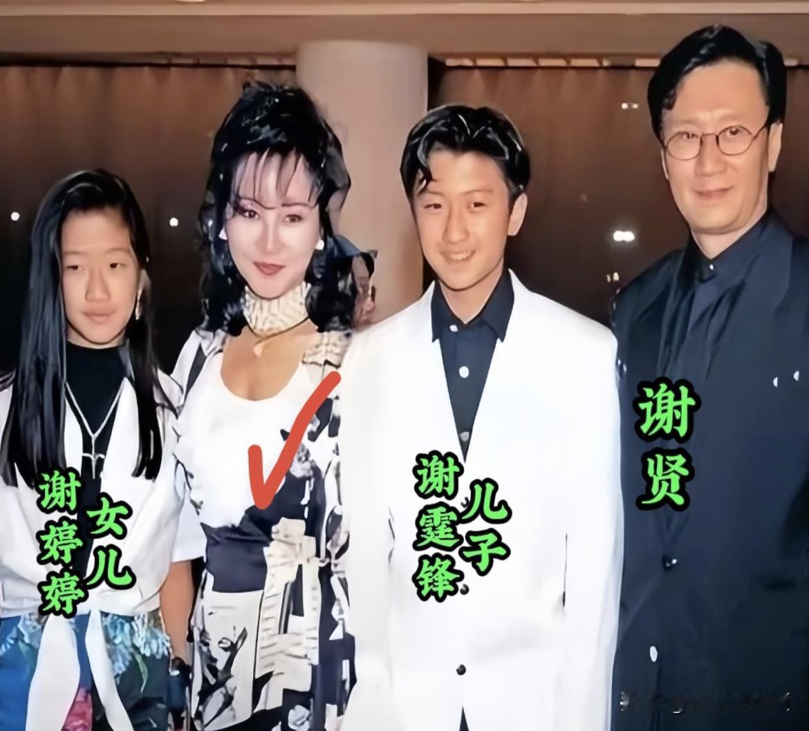早年谢贤带着谢霆锋、谢婷婷拍下这张合照。
谢霆锋青涩稚嫩，谁能认出站在两人中间的