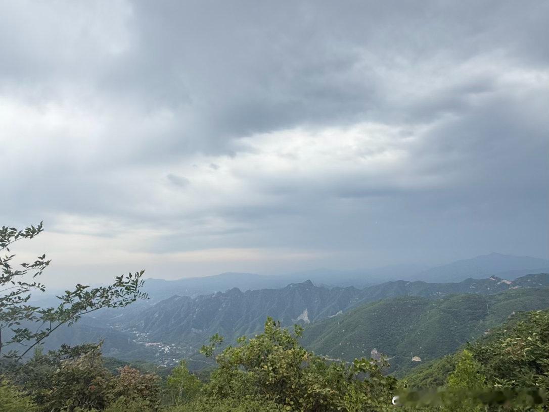 妙峰山，微凉，小雨。路修整过了，好走了不少。最难走的一段下坡路修了台阶，三头骡子