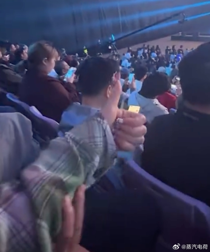 某品牌汽车发布会上，有人约pao  聊sao被后面的人拍了。前面的人品不正，后面