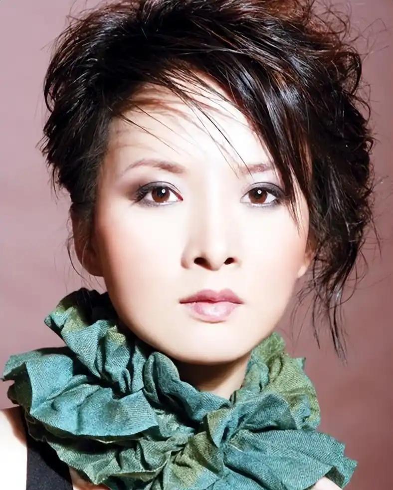 谢兰，曾以《大宅门》“李香秀”一角成为励志典范，从贫困家庭走出，勇敢追梦，打动无