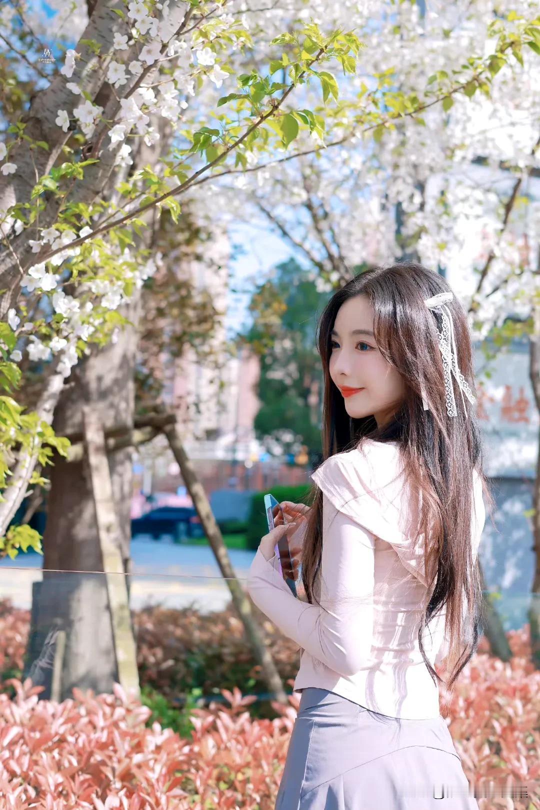 许杨玉琢，这个被称为“四字小姐姐”的女孩，温柔得就像春日里的微风。
她在舞台上，