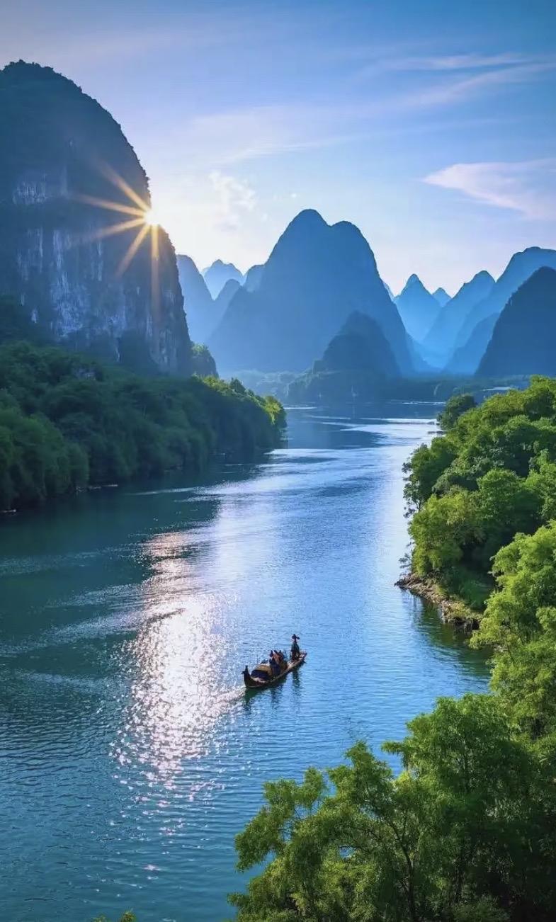 上联：浅浅深深河中水
下联：冷冷暖暖岸上灯