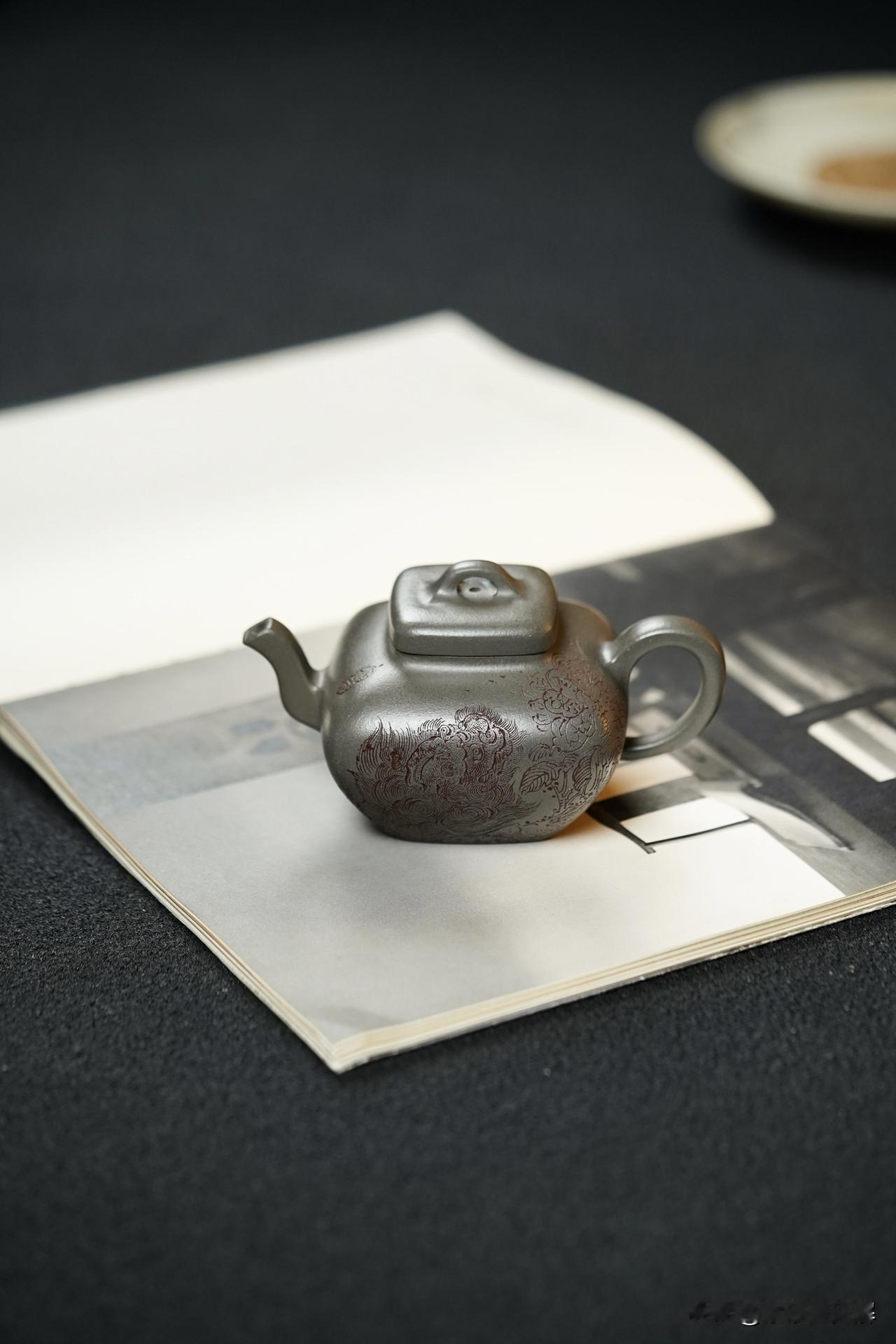 日常保养紫砂壶应特别注意下面几点：
1、 用完后的紫砂壶必须保持壶内干爽，勿积存