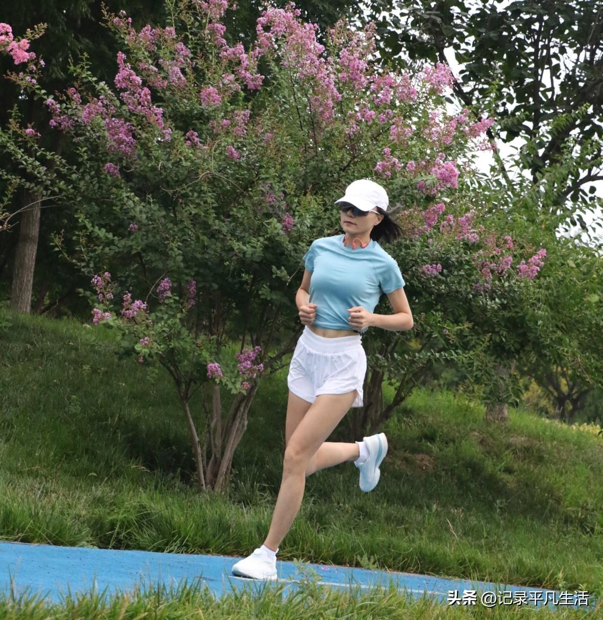 春风一吹舒服多了，路边花也开了，树也绿了，跑着跑着就轻松了。
流一身汗回家冲个澡