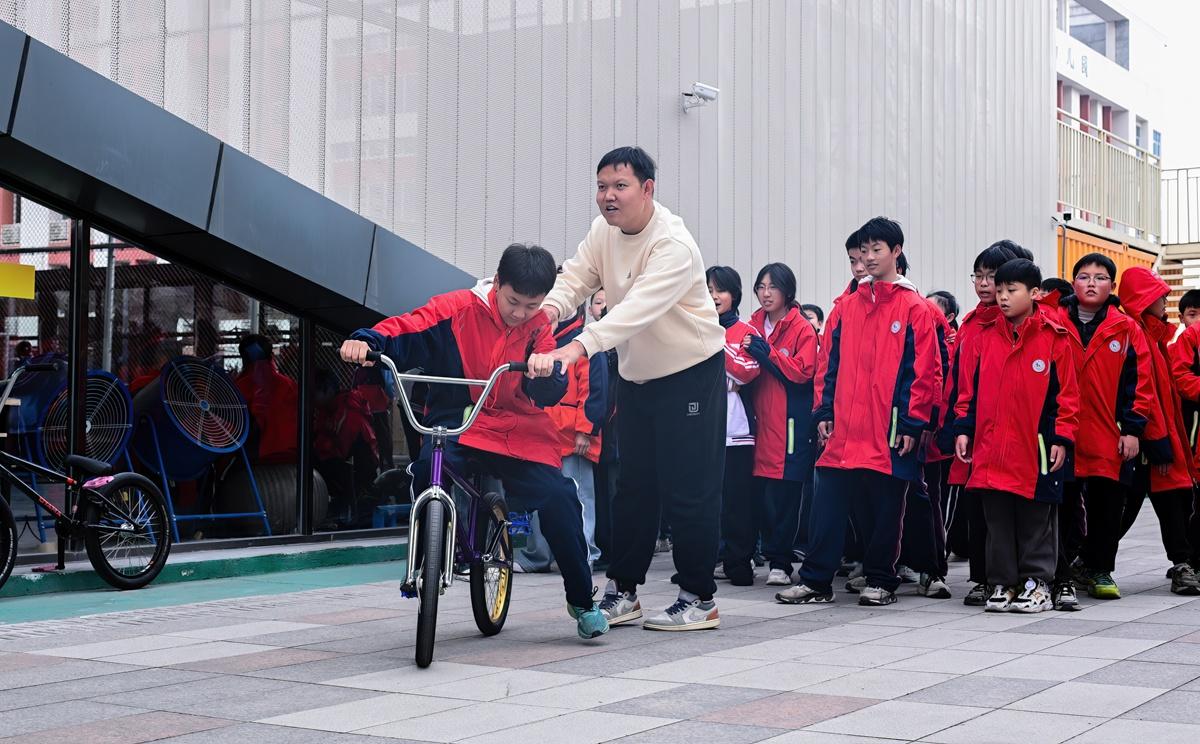 。选手们展示平地花式、海豚跳等高难动作，现场尖叫不断。互动环节中，队员手把手教学