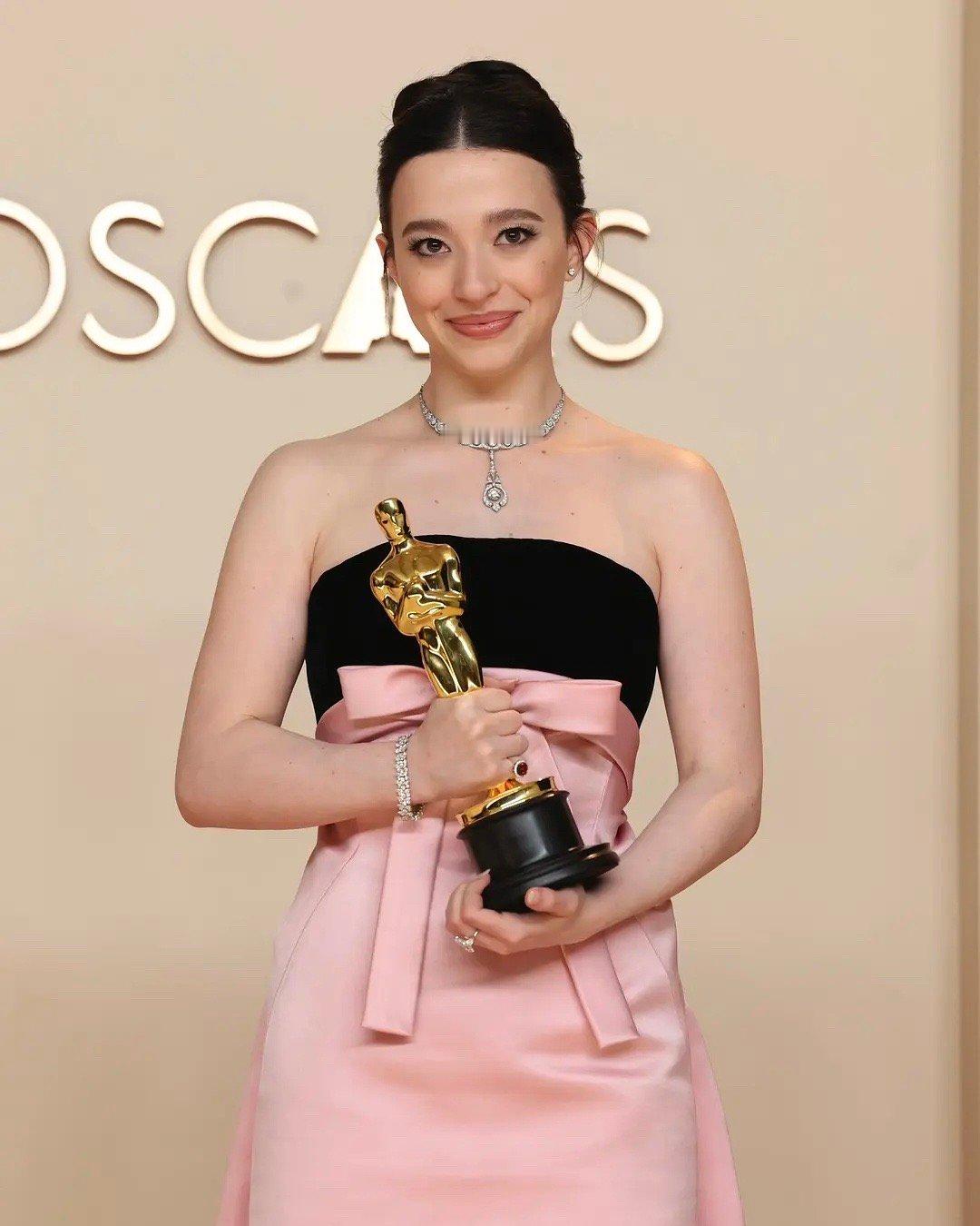 社交网络2主演根据《好莱坞报道者》的消息，凭借《阿诺拉》获得奥斯卡影后的麦琪·麦