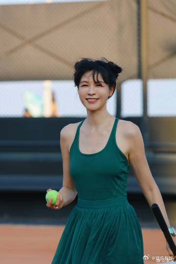 李艾打球后身材变化好大李艾想练成金刚芭比 李艾晒出打网球的随拍，状态也太好了吧?