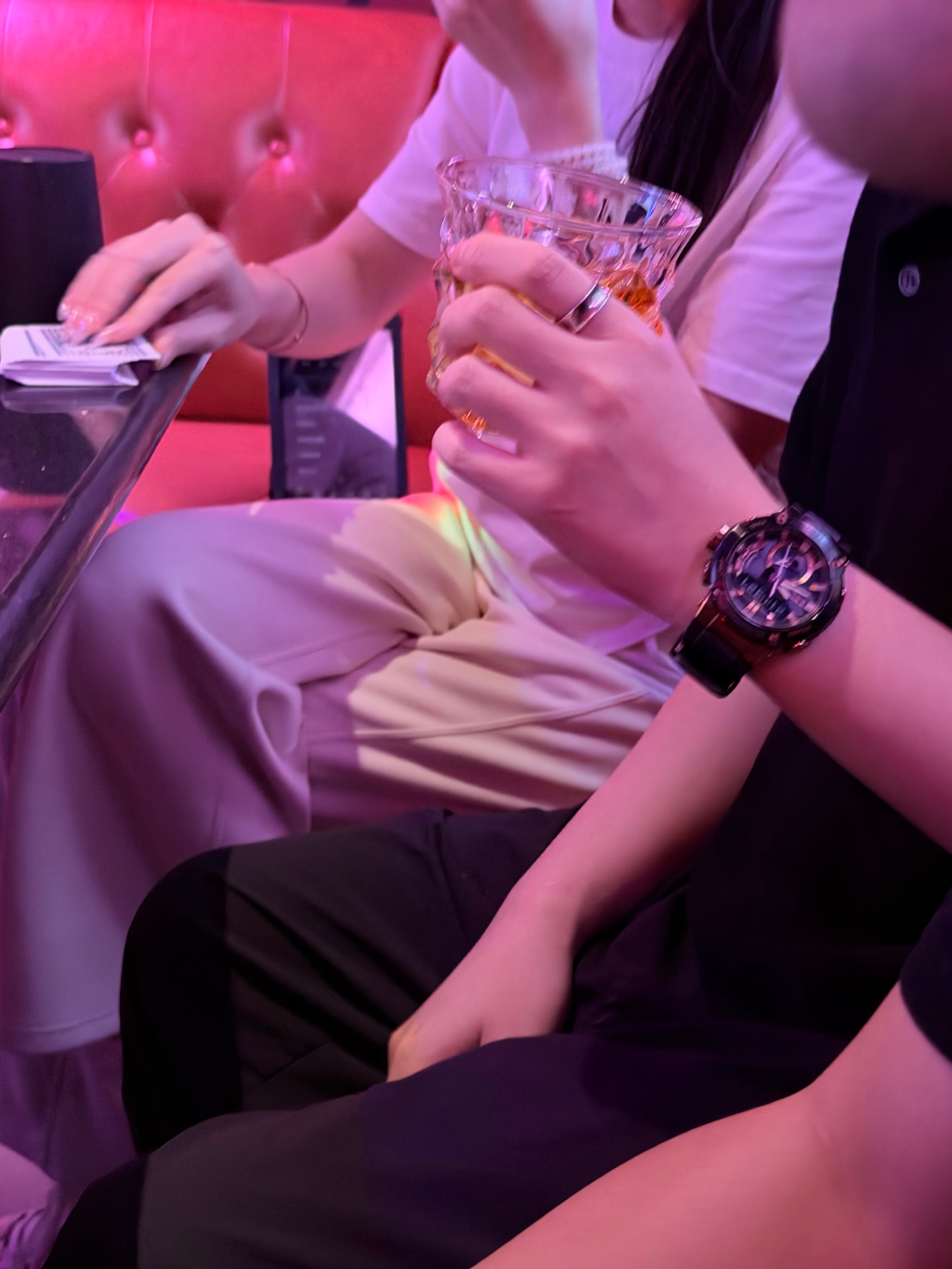 又喝到三点 然后六点起来上班 灵魂被抽走了 直接不开车了 打一百多块钱的车来上班