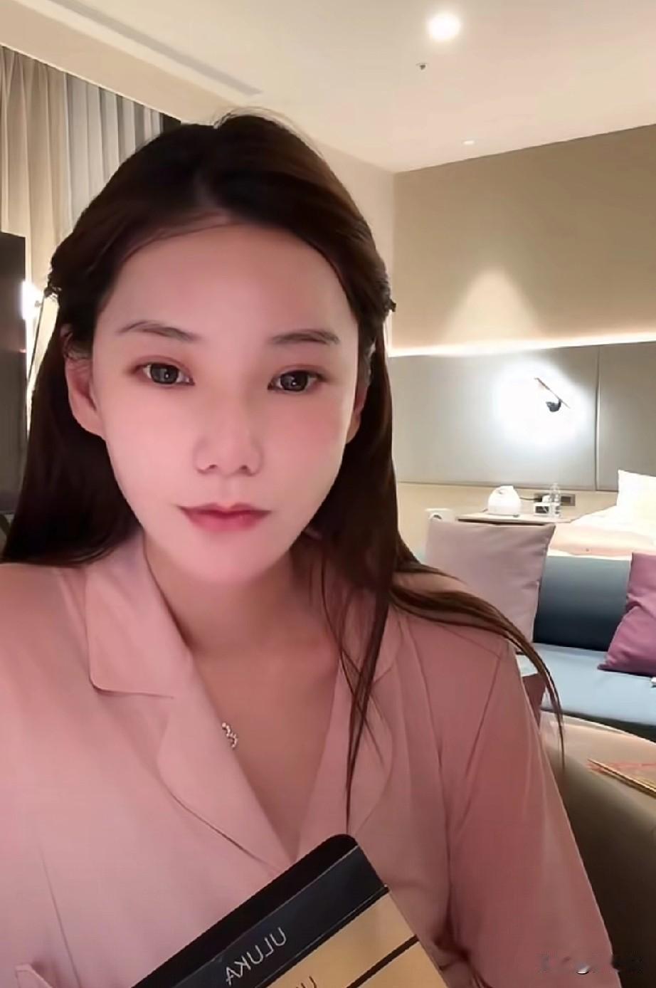 马筱梅真的很能干，在月子里也抽时间直播，晚上还睡不好，有一天宝宝跟着她到凌晨三点