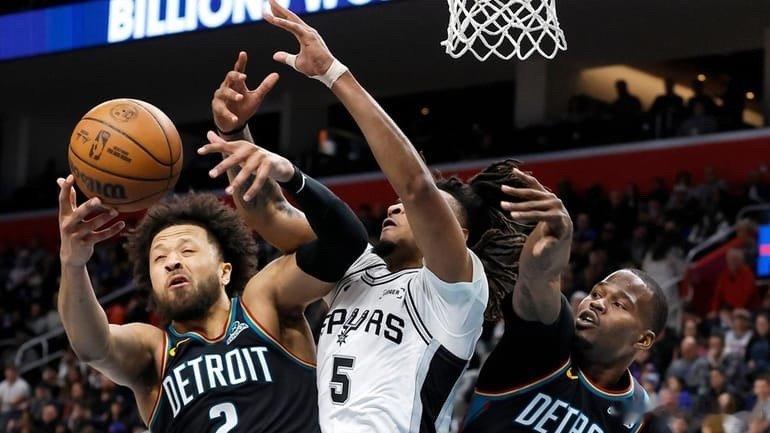 马刺击败东部第一活塞，赢下季后赛级别的肉搏，甚至打出二十一年前马刺活塞大战的味道