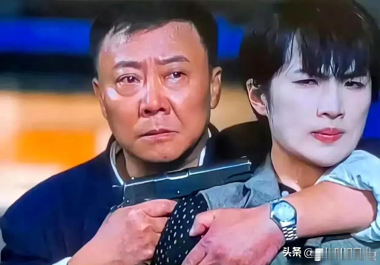 这是得罪化妆师了吧！怎么把脸涂这么白？你能看出人质是姚安娜嘛？