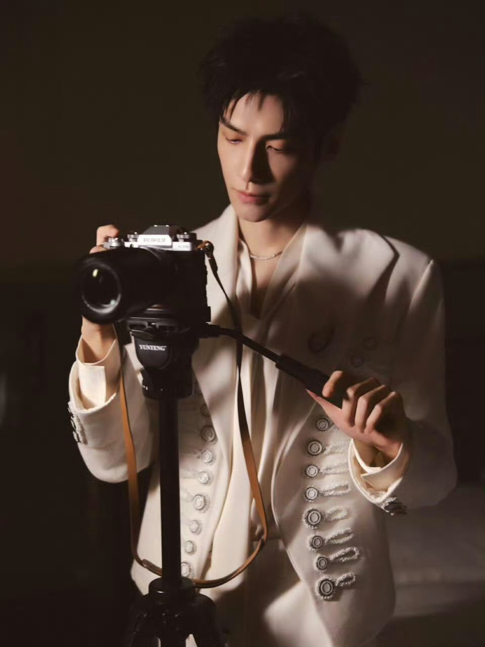 罗云熙戏里演法医戏外干摄影当法医的专业遇上摄影的艺术：齐思哲用器械还原案件真相，