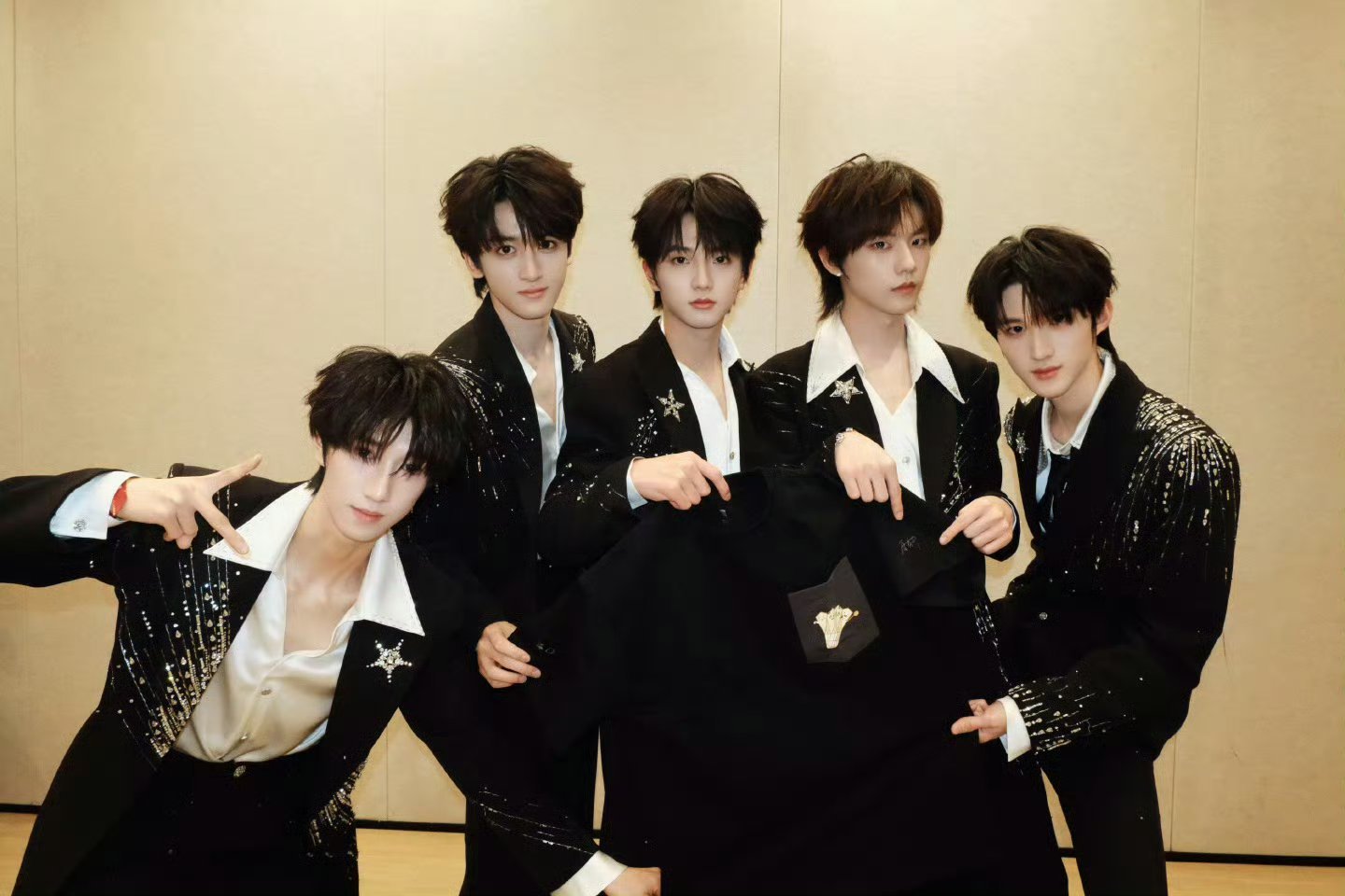 00后少年团的元宵首秀来啦✨TF_ING元气登陆，舞台氛围感直接拉满3月3日晚锁