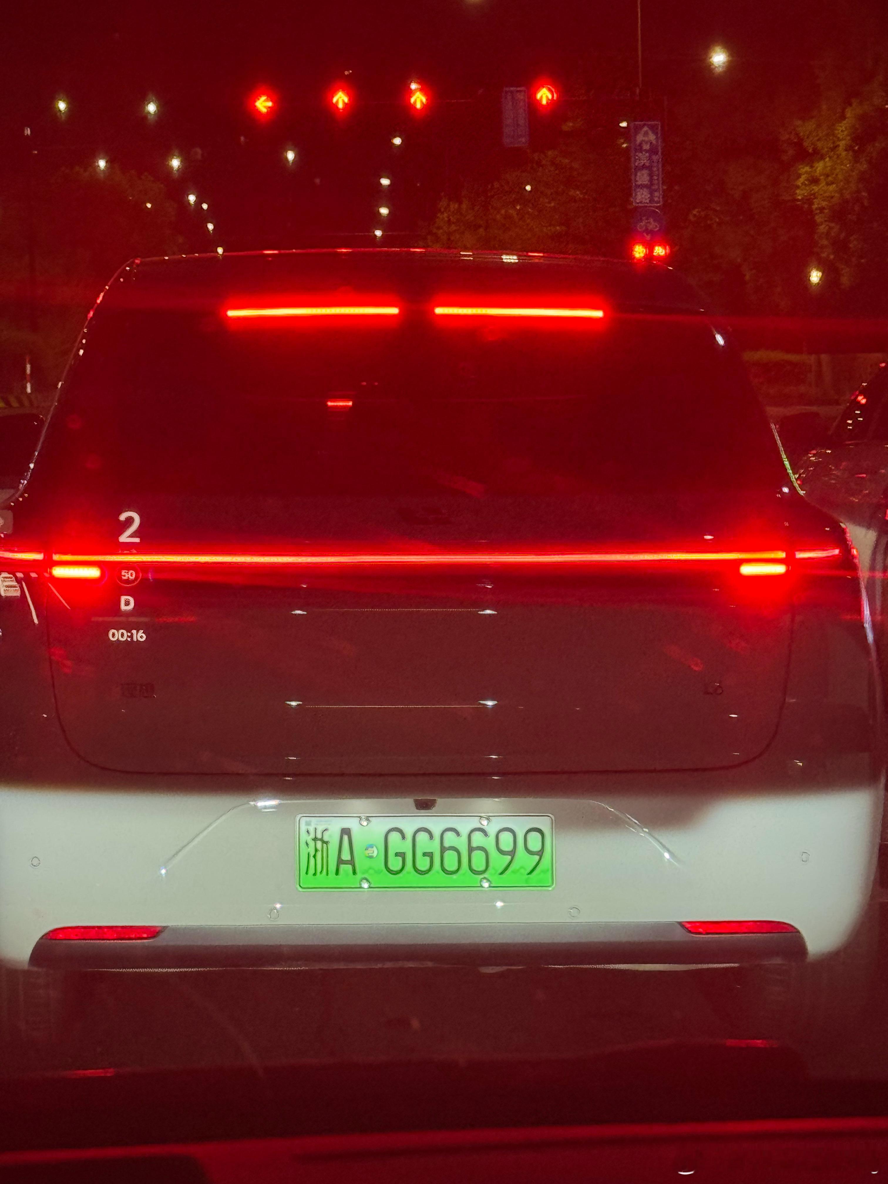 这台L6车牌真整齐啊 ​​​