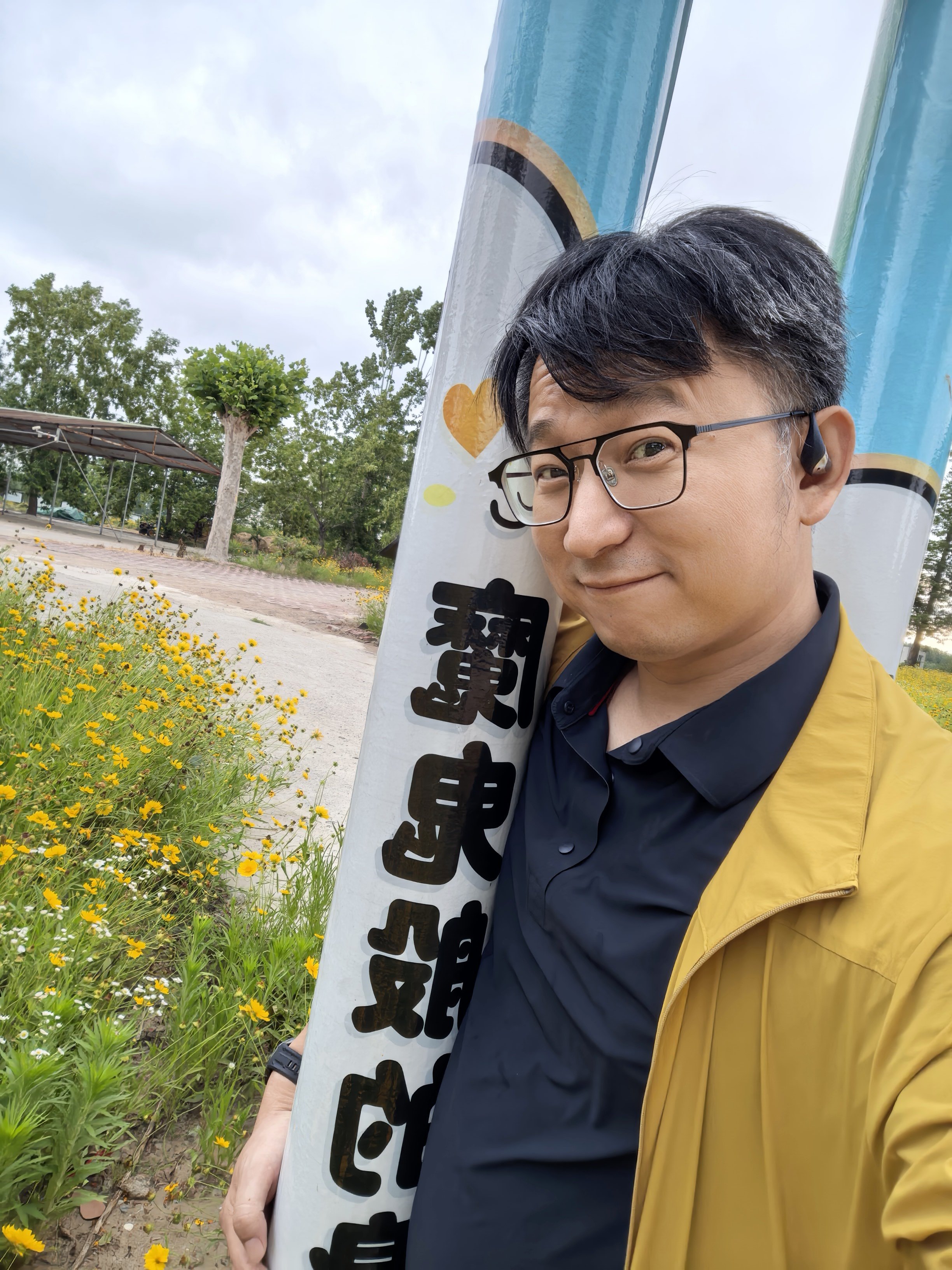 今天体验了一下于震代言的这个染发膏时间挺快，十来分钟就是不知道持久性如何过程简单