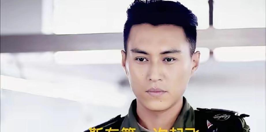 靳东手“废”了？非虚言！在《第一次起飞》海南开机现场，为模拟三个月后航母甲板首降